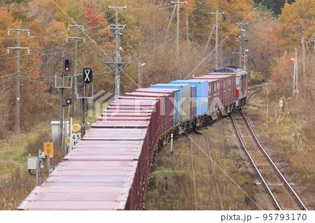 【貨物列車、運転手ぼかし済】JR駒ヶ岳駅進入と発車の様子 95793170