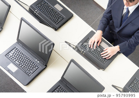 PCのキッティングをするビジネスパーソン キッティング セットアップ ビジネスイメージ PCのキッティングをするビジネスパーソン キッティング セットアップ ビジネスイメージ 95793995