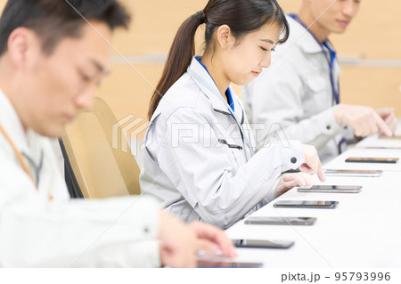 スマホのキッティング作業をするスタッフ　スマホキッティング　セットアップ　ビジネスイメージ 95793996