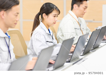 パソコンのキッティング作業をするスタッフ　PCキッティング　セットアップ　ビジネスイメージ 95794001