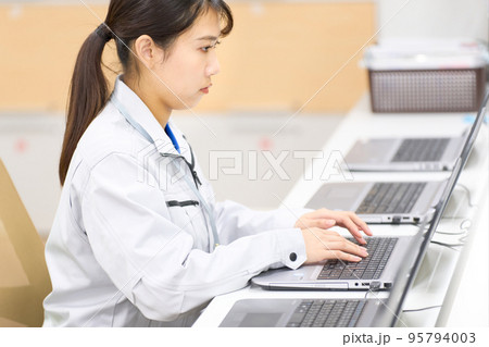 PCのキッティング作業をする若い女性 PCキッティング セットアップ ビジネスイメージ PCのキッティング作業をする若い女性 PCキッティング セットアップ ビジネスイメージ 95794003