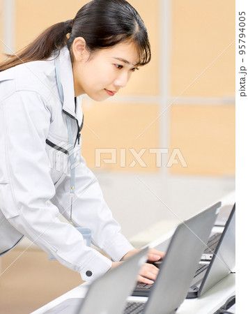 PCのキッティング作業をする若い女性　PCキッテ 95794005