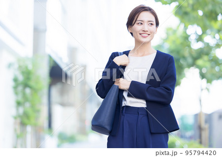 ビジネス 女性のポートレート ビジネス 女性のポートレート 95794420