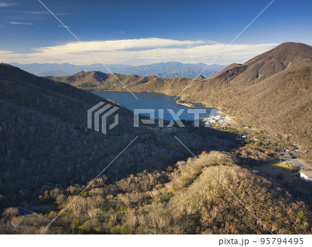 赤城山・黒檜山と大沼と谷川岳・武尊山・至仏山の遠景　群馬県高崎市（ドローンによる空撮） 95794495