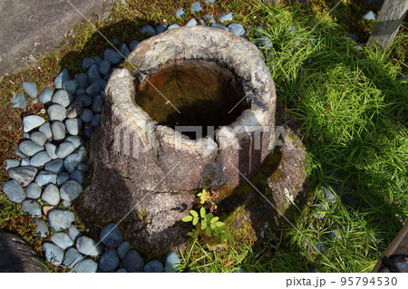兼六園：竹根石手水水鉢（石川県金沢市） 95794530