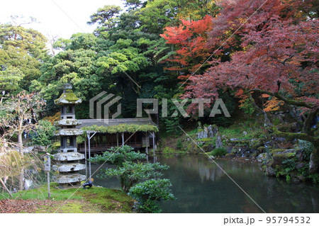 紅葉彩る兼六園:瓢池(石川県金沢市) 紅葉彩る兼六園:瓢池(石川県金沢市) 95794532