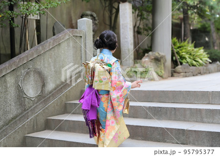 七五三で神社に参拝する7歳の女の子 95795377