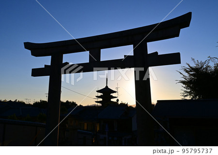 京都霊山護國神社の鳥居より八坂の塔を望む 京都霊山護國神社の鳥居より八坂の塔を望む 95795737
