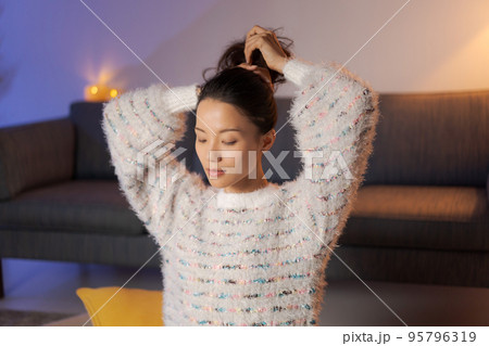自宅でくつろぐ女性　美容 95796319