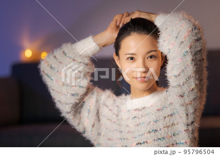 自宅でくつろぐ女性　美容 95796504