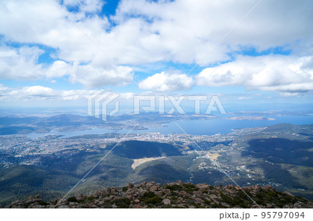 ウェリントン山から望むホバートの絶景 95797094