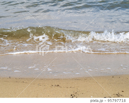 穏やかな海の波打ち際と砂浜。 穏やかな海の波打ち際と砂浜。 95797718