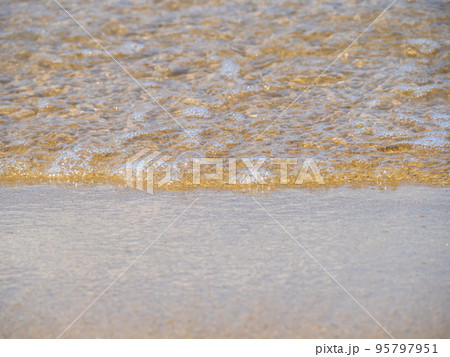 穏やかな海の波打ち際と砂浜。 穏やかな海の波打ち際と砂浜。 95797951
