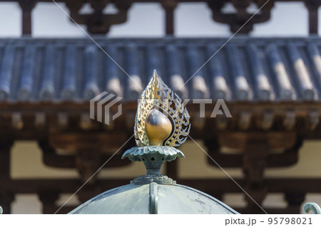 薬師寺東塔と音声菩薩の灯籠の上の宝珠 95798021