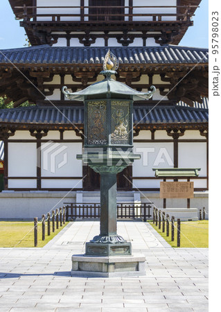 薬師寺東塔と音声菩薩の灯籠 薬師寺東塔と音声菩薩の灯籠 95798023