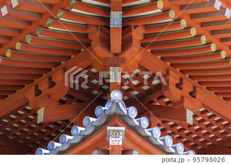 薬師寺　大講堂の屋根のクローズアップ 95798026