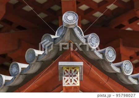 薬師寺　大講堂の屋根のクローズアップ 95798027