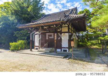 薬師寺　ひっそりと佇む不動堂（奈良県） 95798052