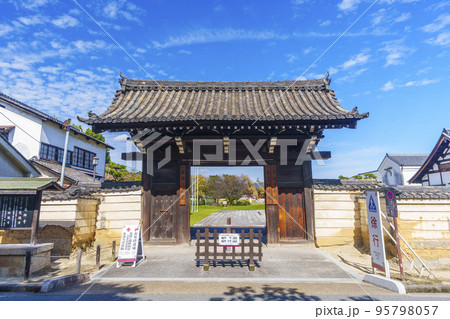 薬師寺北境内地の玄奘三蔵院の大門 薬師寺北境内地の玄奘三蔵院の大門 95798057