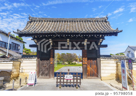 薬師寺北境内地の玄奘三蔵院の大門 95798058