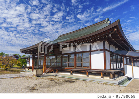青空に映える薬師寺境内の慈恩殿 青空に映える薬師寺境内の慈恩殿 95798069