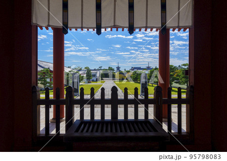 玄奘三蔵院の礼門から見る薬師寺の境内 95798083