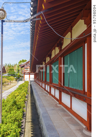 玄奘三蔵院伽藍　美しい回廊の眺め 95798094