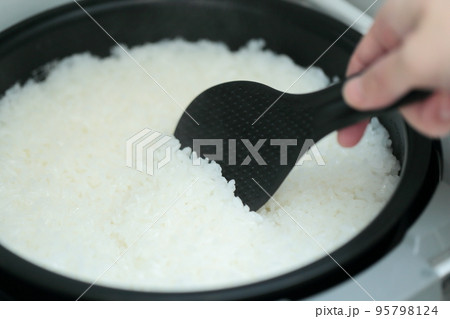 炊き立てのご飯 95798124