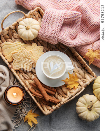 White pumpkins, coffee and autumn leaves 95798212