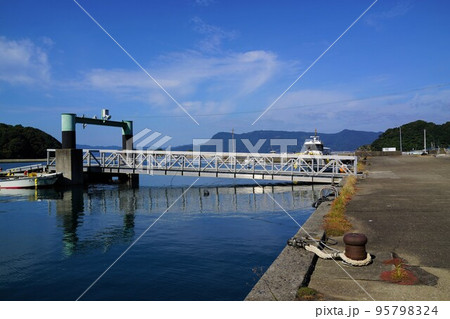 御所の浦港付近の風景　獅子島　長島町　出水郡　鹿児島県 95798324