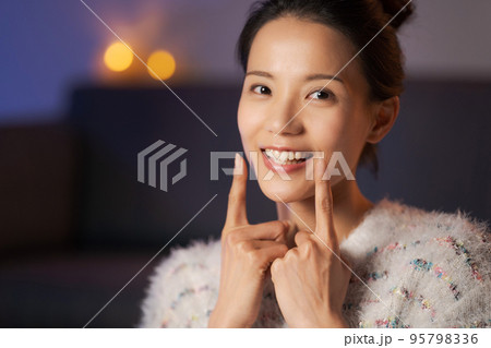 デンタルケア　表情筋　女性 95798336