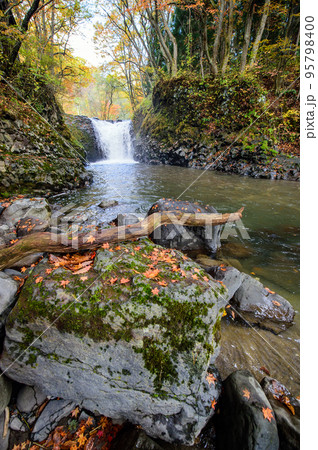 紅葉の中を流れる止滝と大湯川 秋田県 紅葉の中を流れる止滝と大湯川 秋田県 95798400