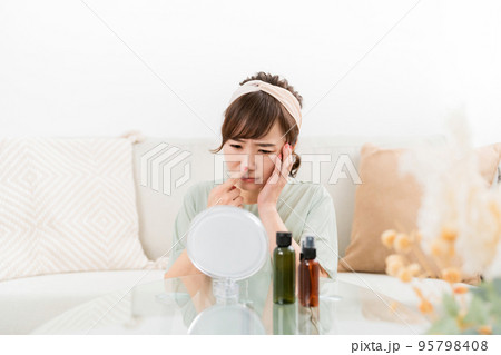鏡を見て肌に悩む女性(鼻・毛穴) 鏡を見て肌に悩む女性(鼻・毛穴) 95798408