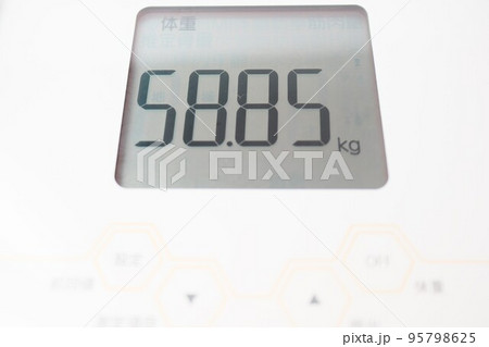 体重約60kg（58.85kg）／体重計で測定したイメージ 95798625