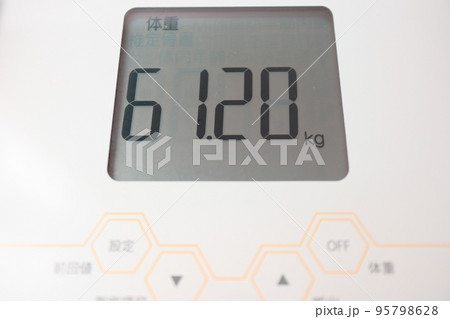 体重約60kg（61.2kg）／体重計で測定したイメージ 95798628