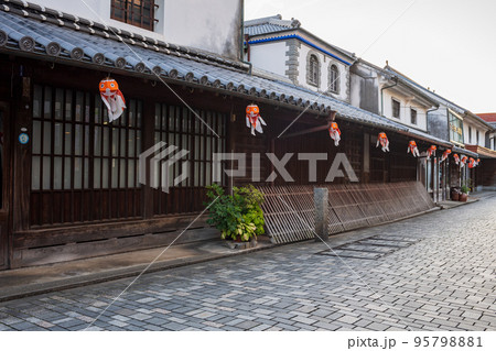 山口県柳井市の観光地白い壁に赤い金魚のちょうちんが下がる古い町並み 山口県柳井市の観光地白い壁に赤い金魚のちょうちんが下がる古い町並み 95798881