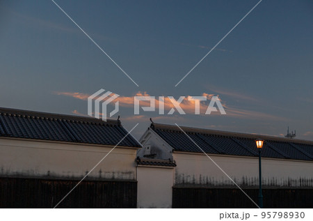 山口県柳井市の観光地白い壁に赤い金魚のちょうちんが下がる古い町並み 山口県柳井市の観光地白い壁に赤い金魚のちょうちんが下がる古い町並み 95798930