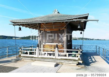 【加賀市　弁財天と竜神を祀る「柴山潟」浮御堂】 95799004