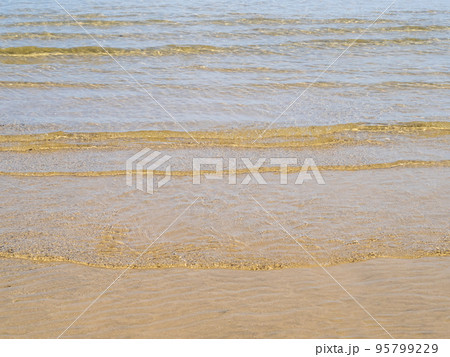穏やかな海の波打ち際。 95799229
