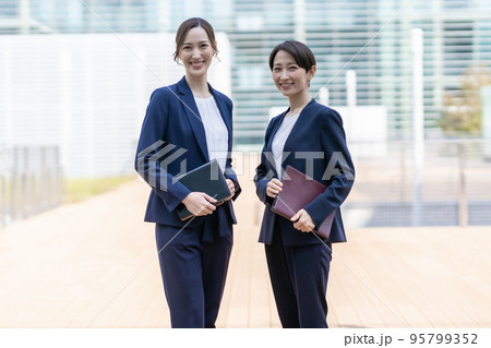 スーツを着たコンサルタントの女性 スーツを着たコンサルタントの女性 95799352