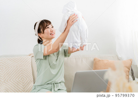 出産して赤ちゃんを抱っこするアジア人女性(産休) 出産して赤ちゃんを抱っこするアジア人女性(産休) 95799370