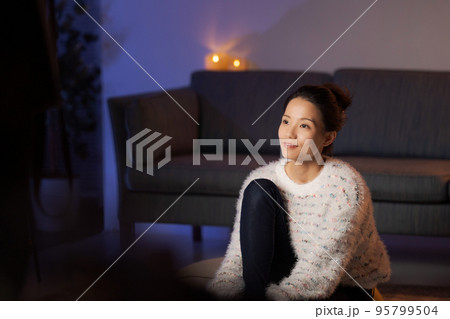 自宅でくつろぐ女性　夜 95799504