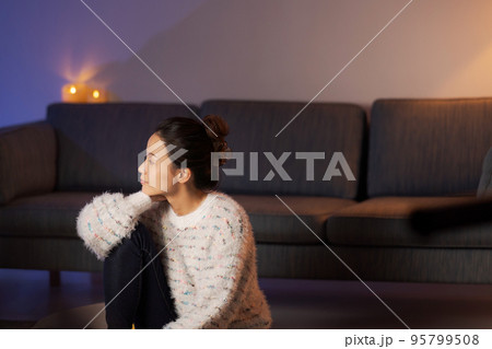 自宅でくつろぐ女性 夜 自宅でくつろぐ女性 夜 95799508