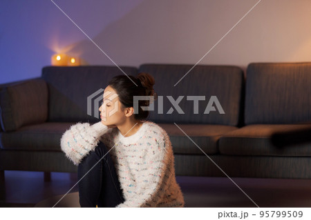 自宅でくつろぐ女性 夜 自宅でくつろぐ女性 夜 95799509
