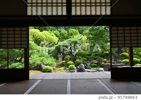 見事な枯山水の京都市岩倉 妙満寺の雪の庭 見事な枯山水の京都市岩倉 妙満寺の雪の庭 95799663