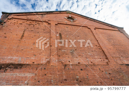 愛知県半田市　カブトビール製造工場の半田赤レンガ建物の壁面に残る戦争時の機銃掃射の跡 95799777