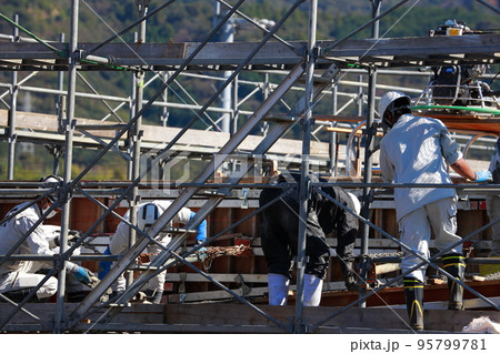鉄骨の組立作業 鉄骨の組立作業 95799781