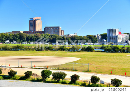 江戸川グラウンド越しに和洋女子大学、千葉商科大学方面を望む(東京都江戸川区)【2022.10】 95800245