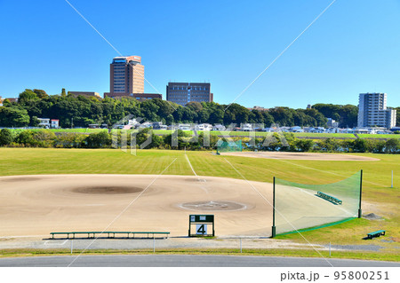 江戸川グラウンド越しに和洋女子大学、千葉商科大学方面を望む(東京都江戸川区)【2022.10】 江戸川グラウンド越しに和洋女子大学、千葉商科大学方面を望む(東京都江戸川区)【2022.10】 95800251