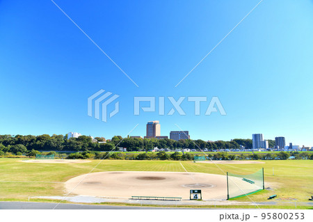 江戸川グラウンド越しに和洋女子大学、千葉商科大学方面を望む(東京都江戸川区)【2022.10】 江戸川グラウンド越しに和洋女子大学、千葉商科大学方面を望む(東京都江戸川区)【2022.10】 95800253